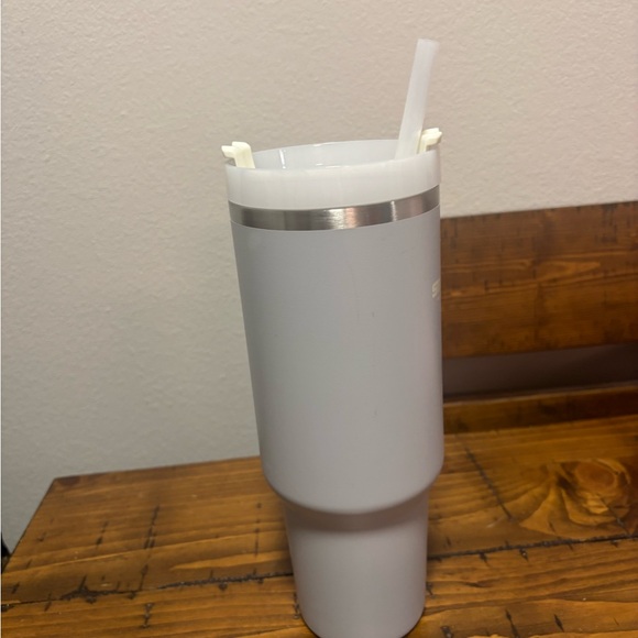 40 oz Stanley Light Grey - Picture 4 of 5